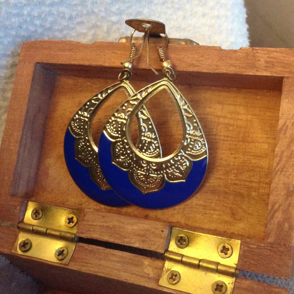 5/$20 or $5 ea Set- EARRINGS Royal Blue & Gold colour